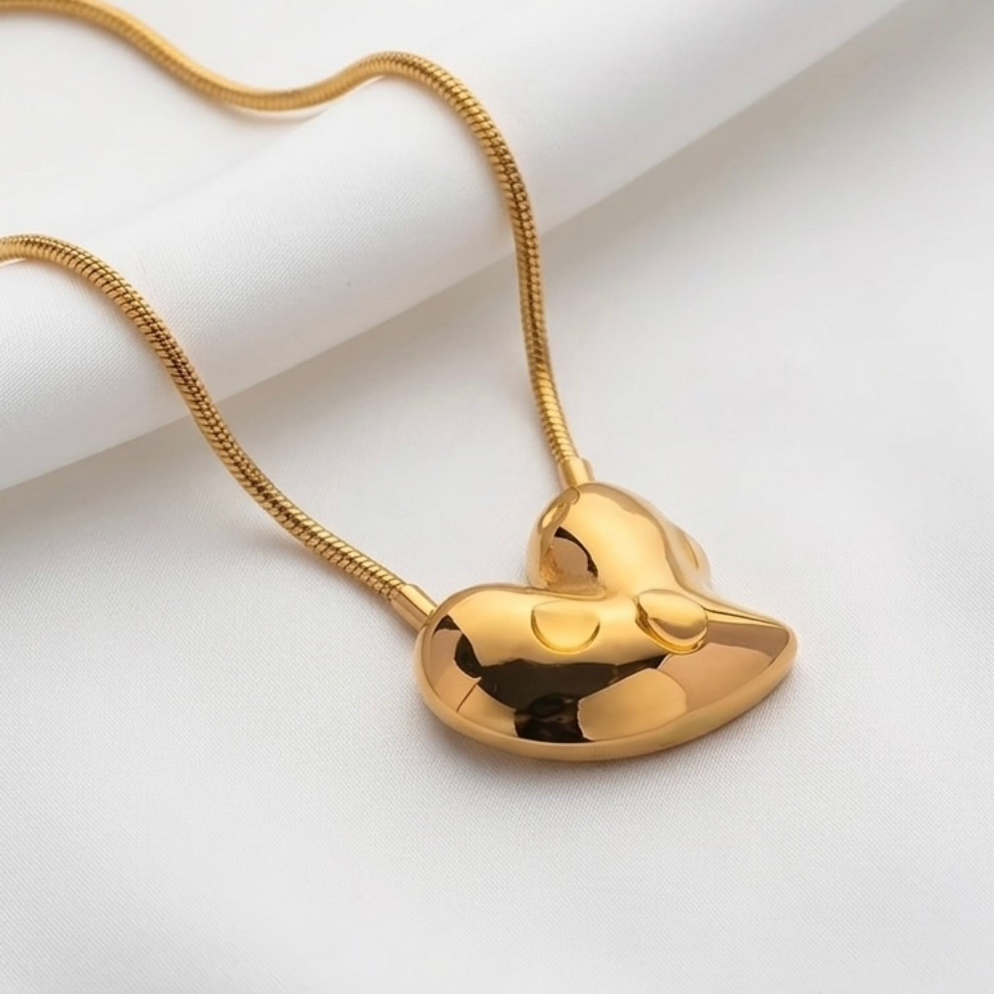 BEHI AMORINO NECKLACE