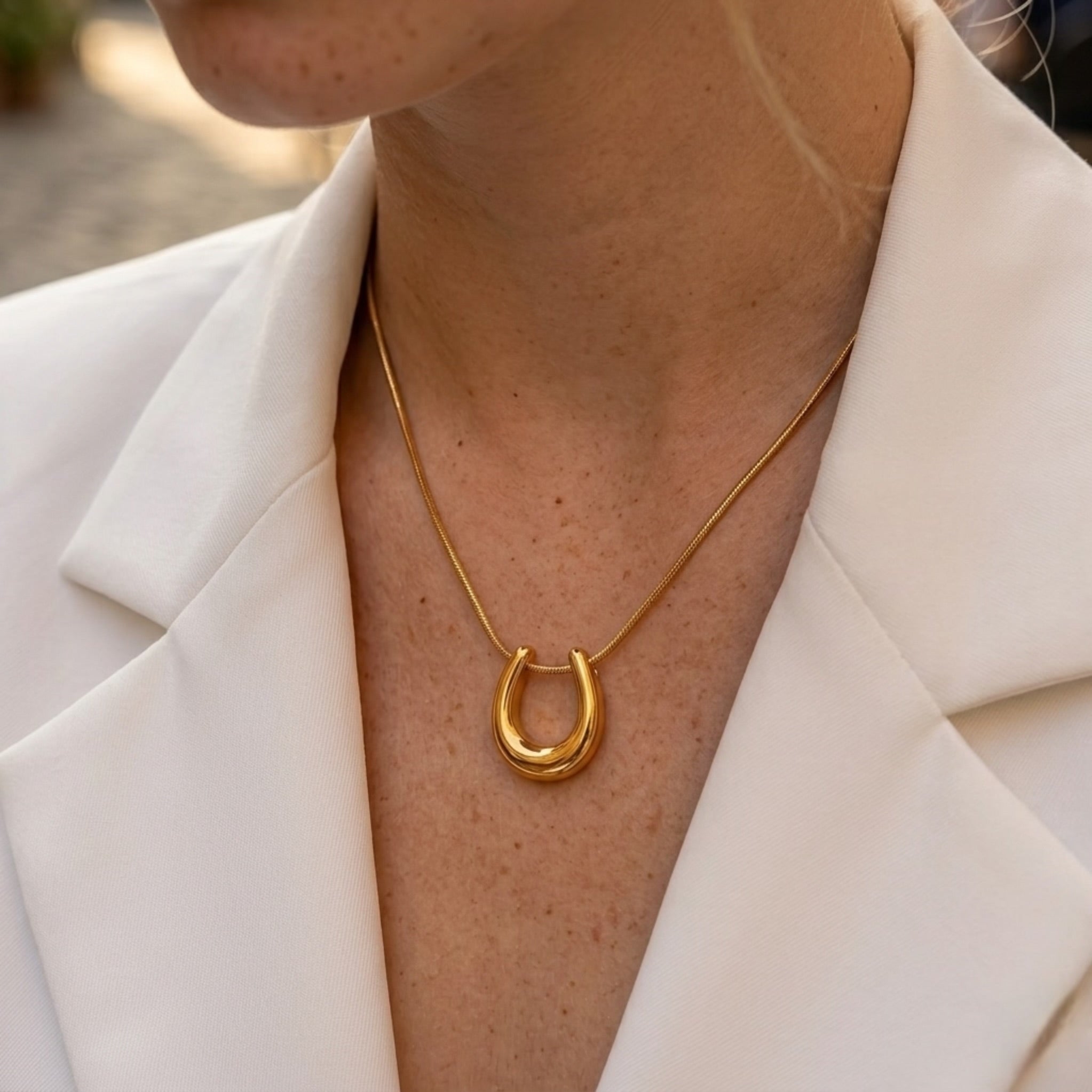 BEHI HORSESHOE NECKLACE