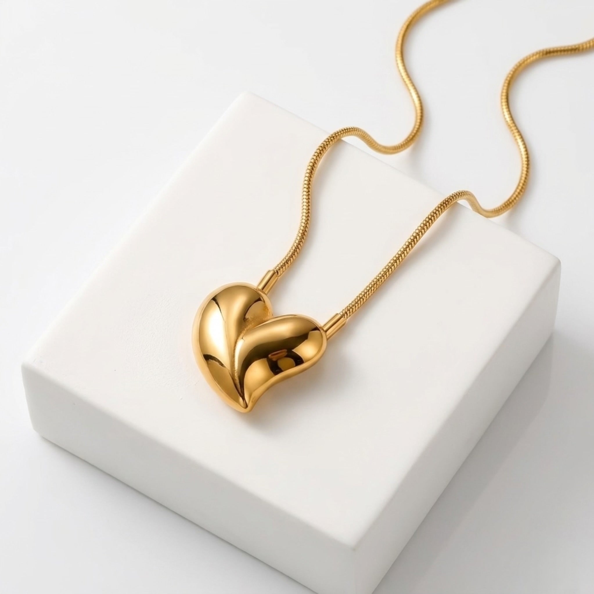 BEHI AMORINO NECKLACE