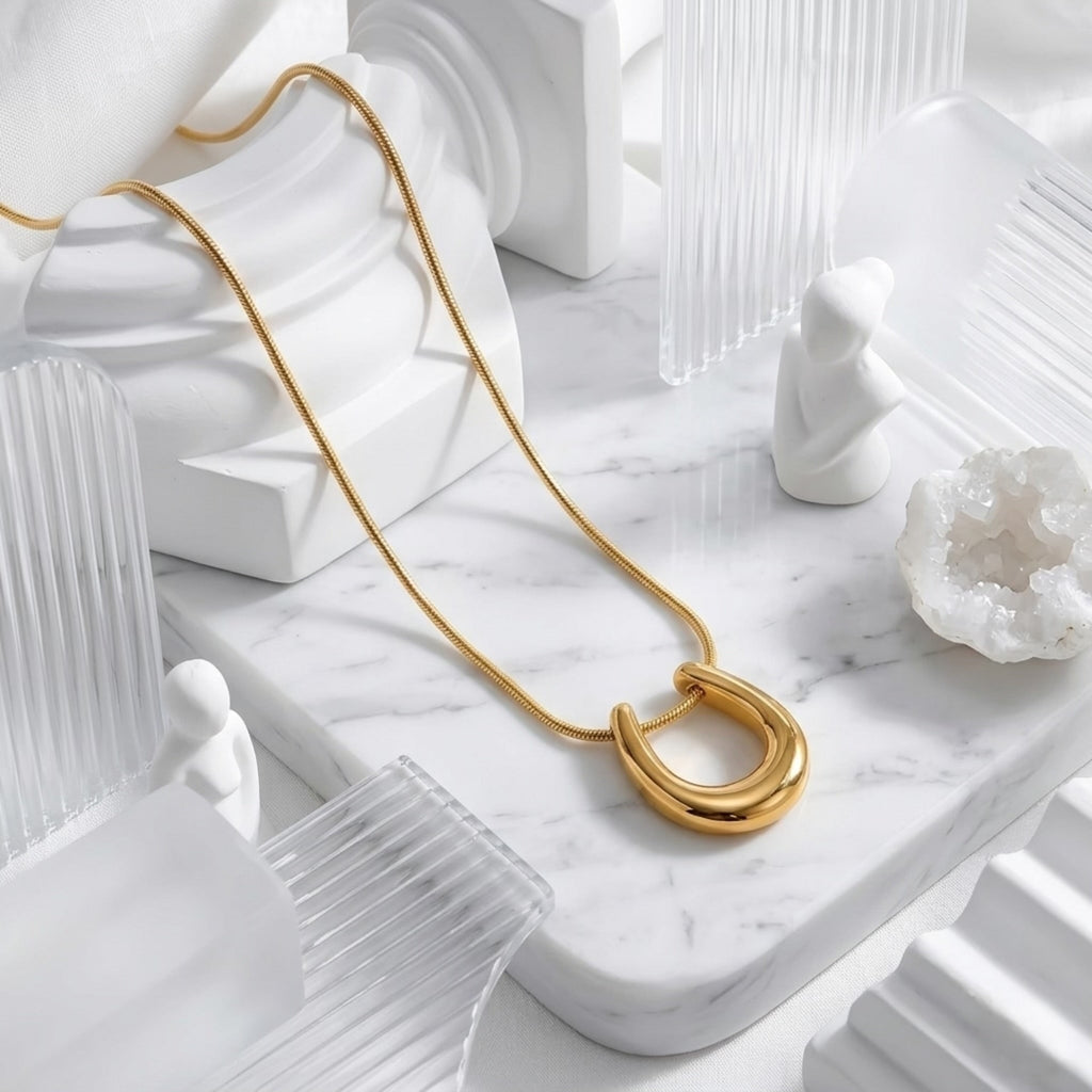 BEHI HORSESHOE NECKLACE