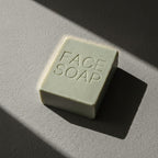 LATTE DETERGENTE SOLIDO VISO PER PELLI SENSIBILI 50 g CON SPUGNA MARINA - Packaging in cartoncino riciclabile